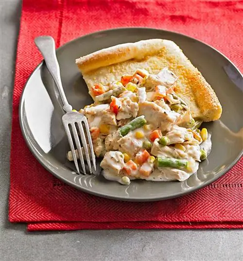 Сливочный пирог с курицей и овощами