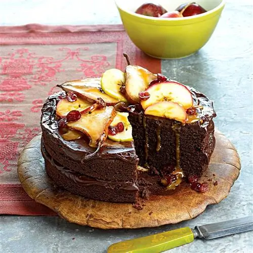 Шоколадный торт с фруктовой начинкой