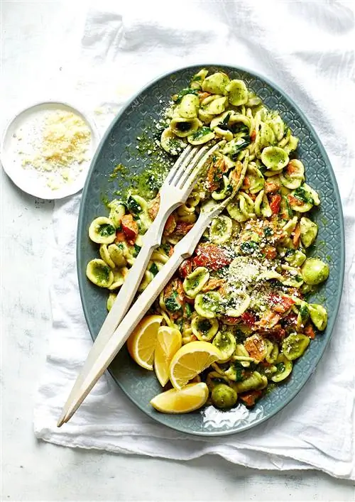 Песто Орекьетте со шпинатом и копченым лососем