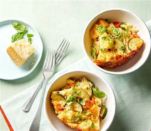 Сырная запеканка фокачча из цукини на тарелке