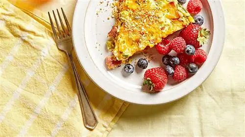 Покрытые корочкой ломтики Денвер-Картофельного пирога со свежими ягодами