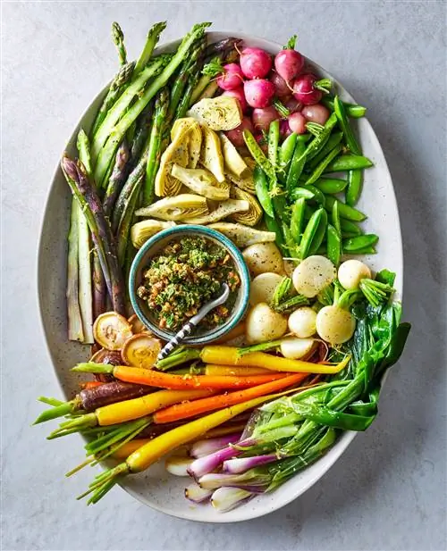 Вареные овощи с приправой из грецких орехов