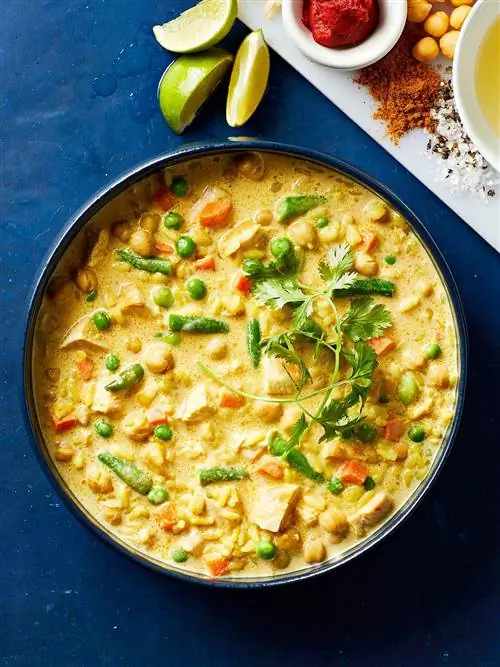 тушеное мясо из нута и курицы с карри с тарелкой ингредиентов