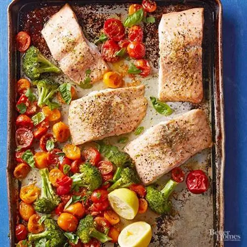 Жареный лосось с лимоном и травами, брокколи и помидорами