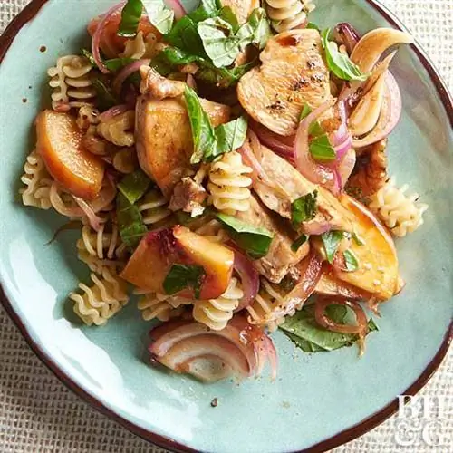 Персиковый куриный салат с макаронами