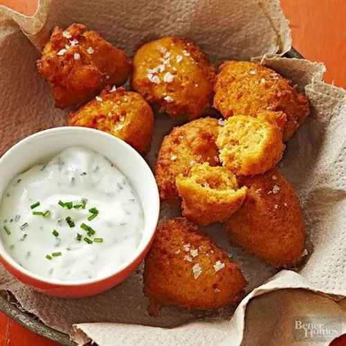Оладьи из сладкого картофеля с соусом для макания из йогурта и чеснока