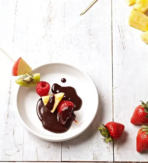 Фондю из темного шоколада с фруктовыми кебабами