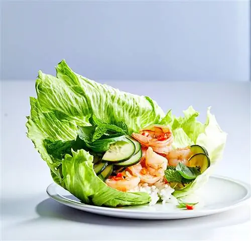 Тайские роллы с креветками, огуречным салатом и рисом
