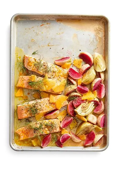 Жареный лосось с редисом и фенхелем