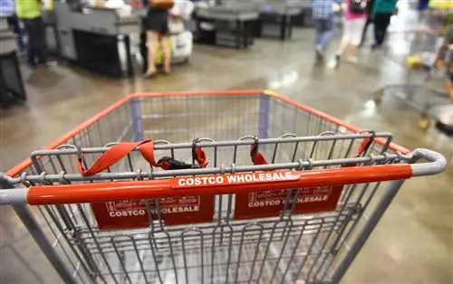 крупный план тележки Costco в магазине Costco