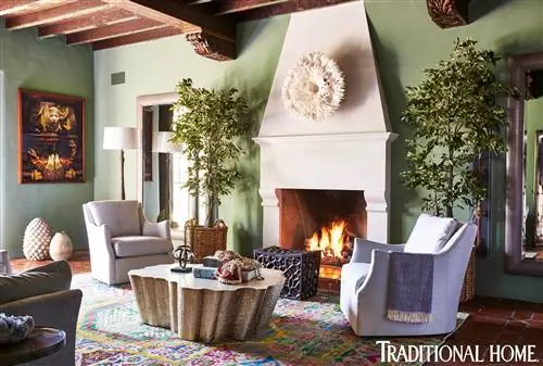 испанская колониальная гостиная с камином