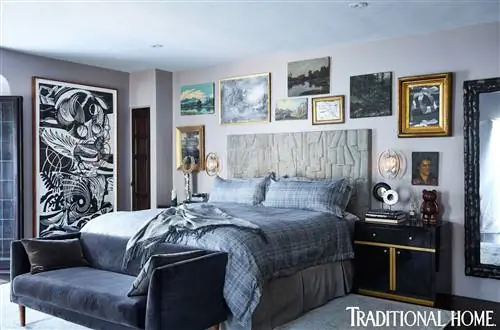 приглушенная сине-зеленая главная спальня в испанском колониальном доме