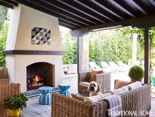 испанский колониальный дом, открытая гостиная с собакой