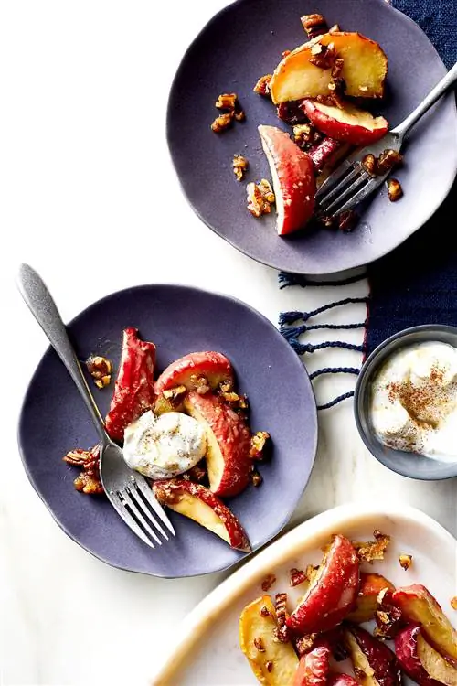 Яблоки во фритюре с коричневым сахаром и пеканом