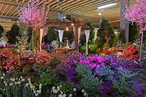 Пергола с цветущими растениями и деревьями на выставке Southern Spring Home & Garden Show