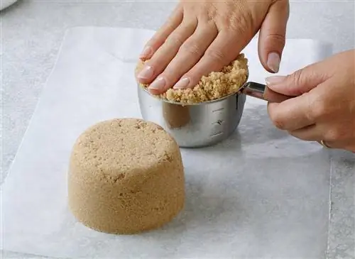 прессование коричневого сахара в мерный стакан