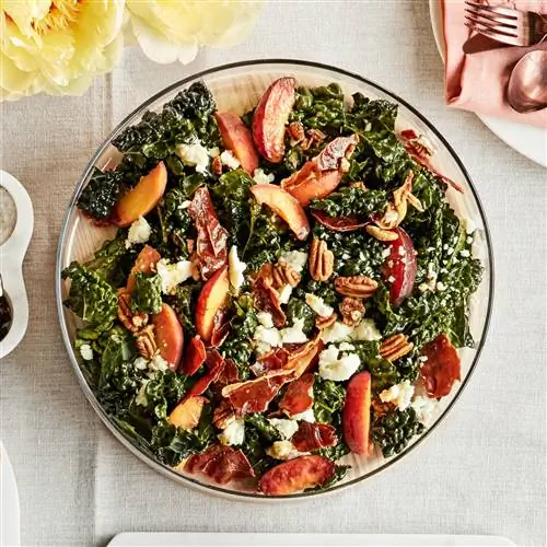 Кале Халлуми и персиковый салат