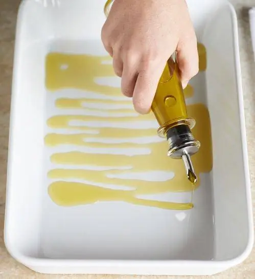 Сбрызгиваем оливковым маслом сковороду