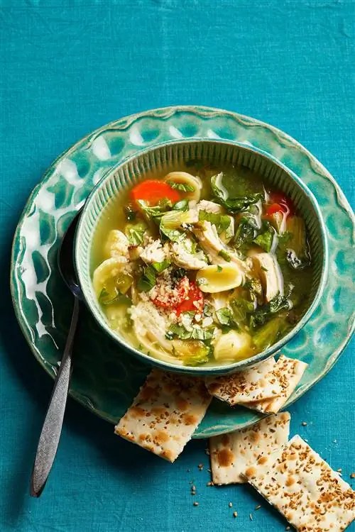 Курица, эскарол и суп орекьетте