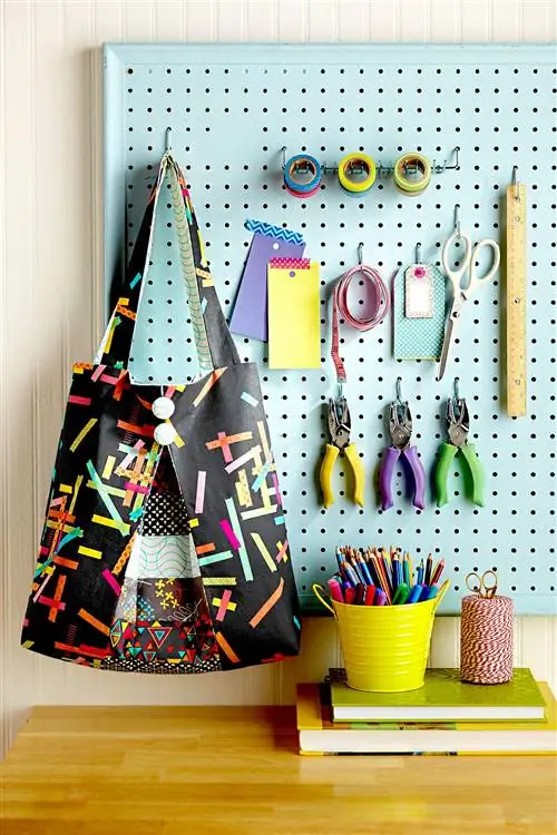 Pegboard с инструментами и сумкой