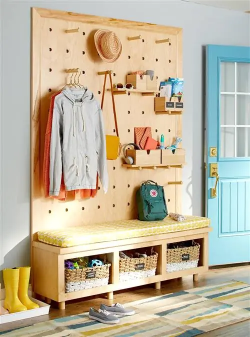 Pegboard для хранения предметов у входной двери