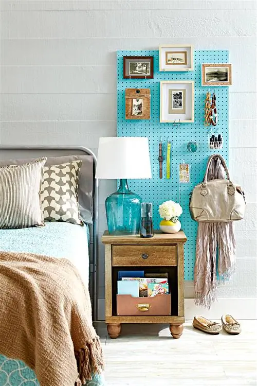 Pegboard в спальне для хранения вещей
