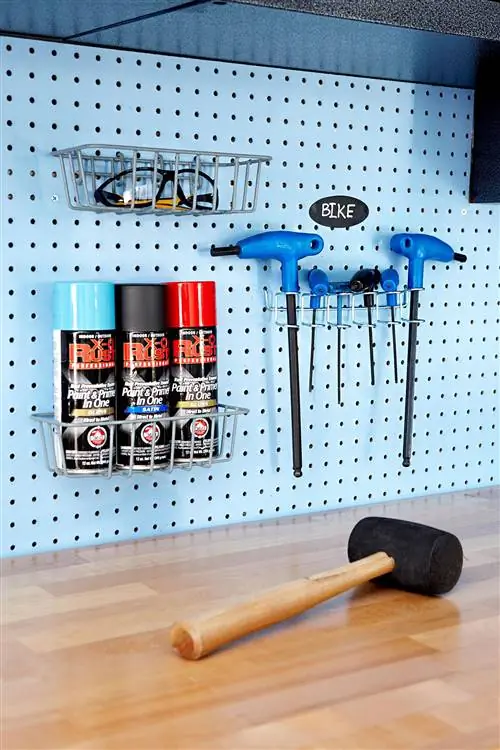Pegboard с полками и резиновым молотком