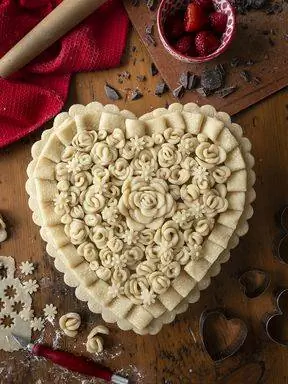 Неиспеченный сердечный пирог с розами