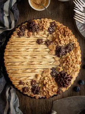 запеченный пирог с цветочным декором