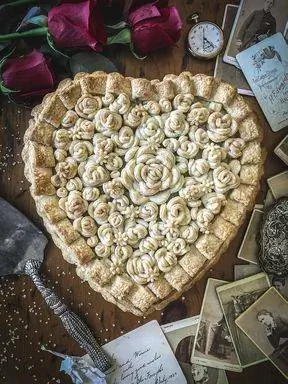 пирог с запеченным сердцем и розой