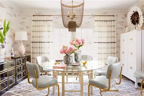 натуральная столовая со столом из стекла и ротанга