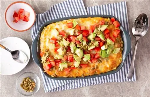Кето-запеканка на завтрак с колбасой и овощами