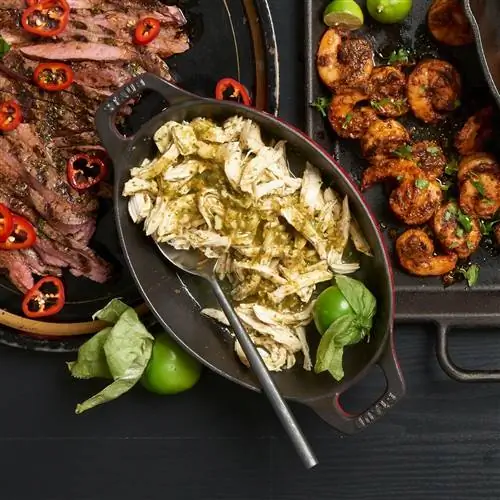 Измельченная курица томатилло на сковороде