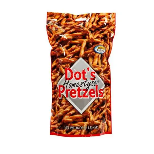 Пакет Dot's Pretzels на белом фоне Пакет Dot's Pretzels на белом фоне
