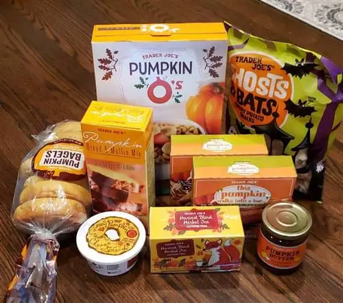 Коллекция тыквенных продуктов Trader Joe's Pumpkin на деревянном полу