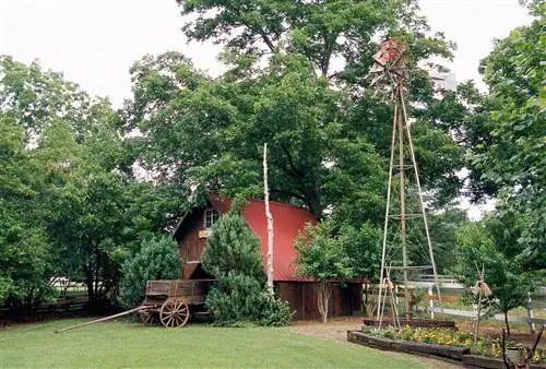 садовый газон со старой деревянной повозкой