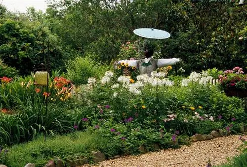 пугало своими руками в окружении цветов