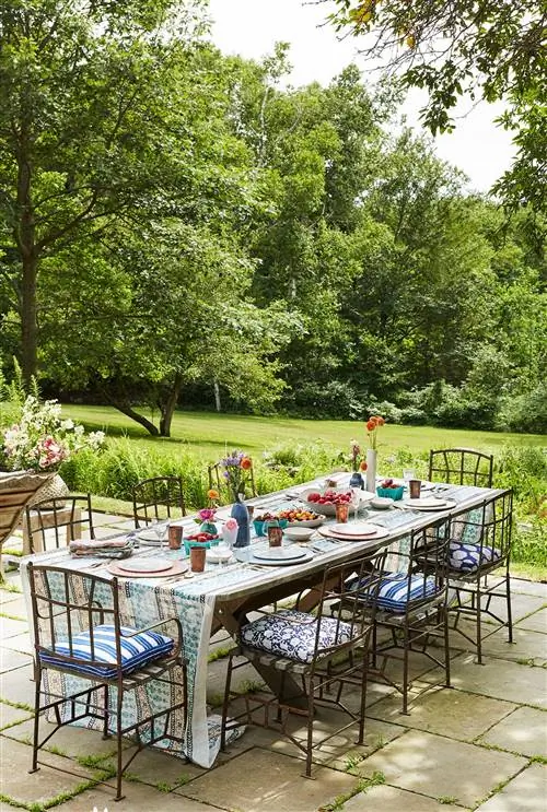сервировка стола в патио с видом на сад