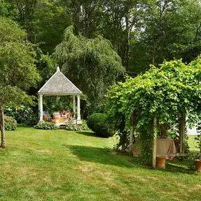 зоны отдыха в затененном саду