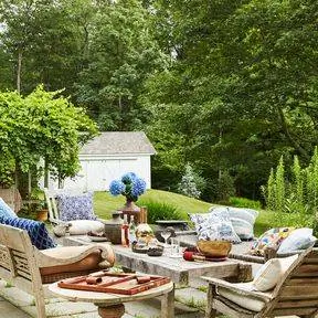 антикварная мебель в зоне отдыха на открытом воздухе