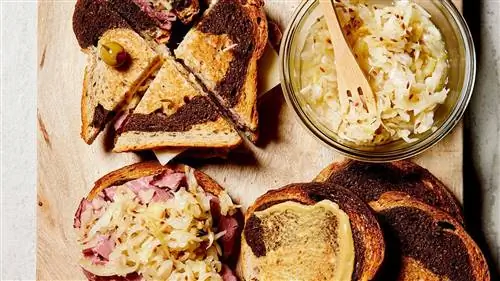 Ферментированная квашеная капуста с яблоком и тмином