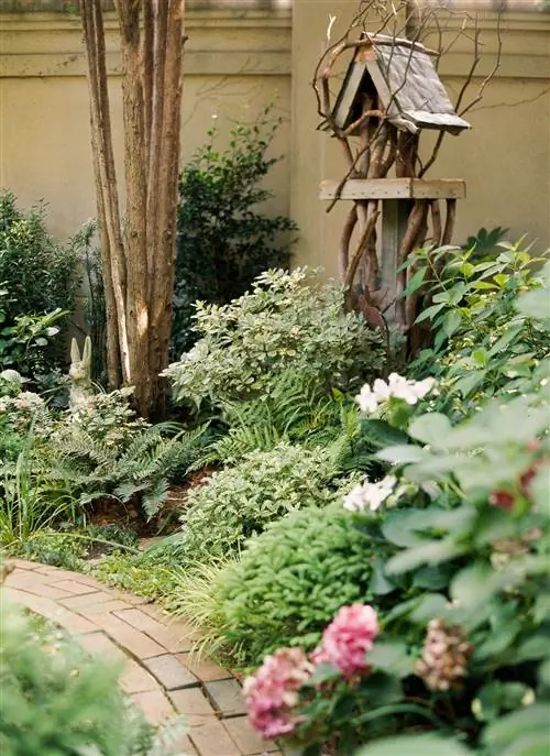 кирпичная дорожка в саду