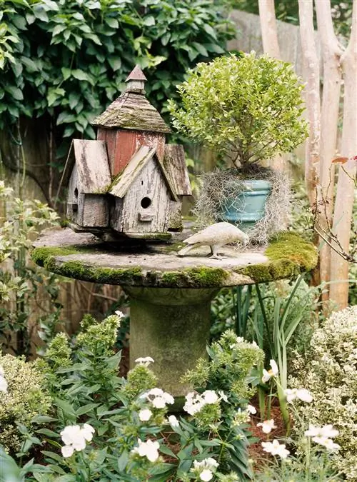 птичий домик и декор в цветнике