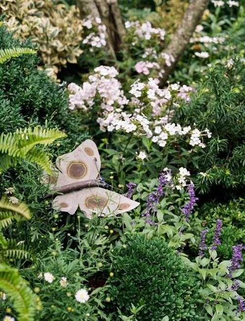 декор бабочки в цветнике