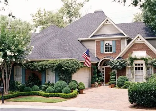 Фасад дома с ландшафтным дизайном