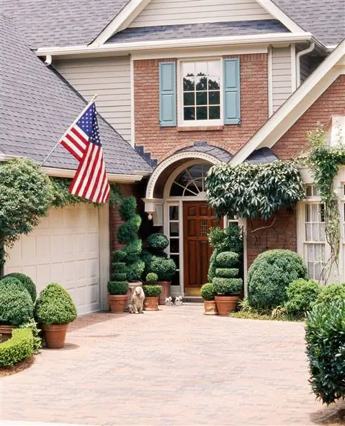 входная дверь дома различные садовые кустарники