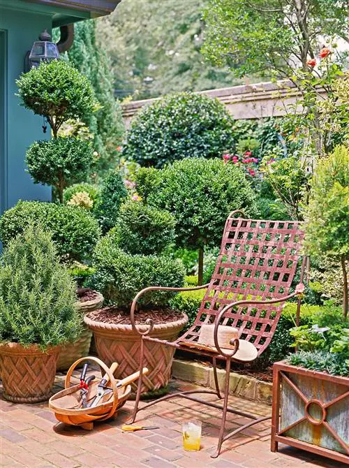 красный стул и садовые инструменты на кирпичном патио