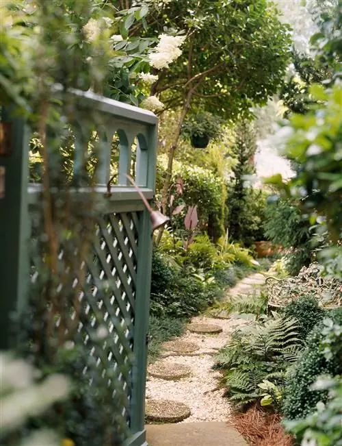 ступенчатая гравийная дорожка через сад