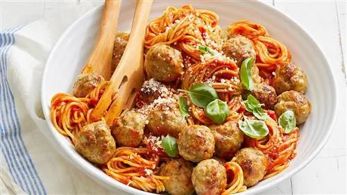 Куриные фрикадельки с сосисками и цуккини