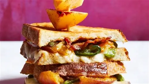 Раздавленный персик и сыр поблано на гриле